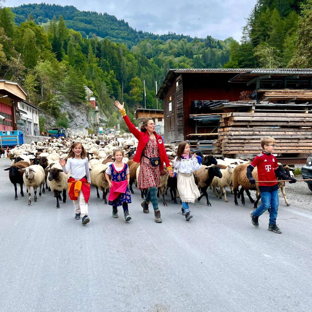 Schafeund Sennerin auf dem Heimweg von der Alb