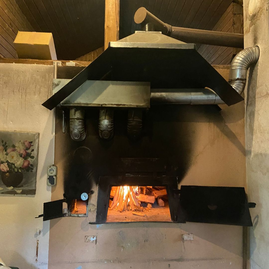 Holzbackofen im Backhaus