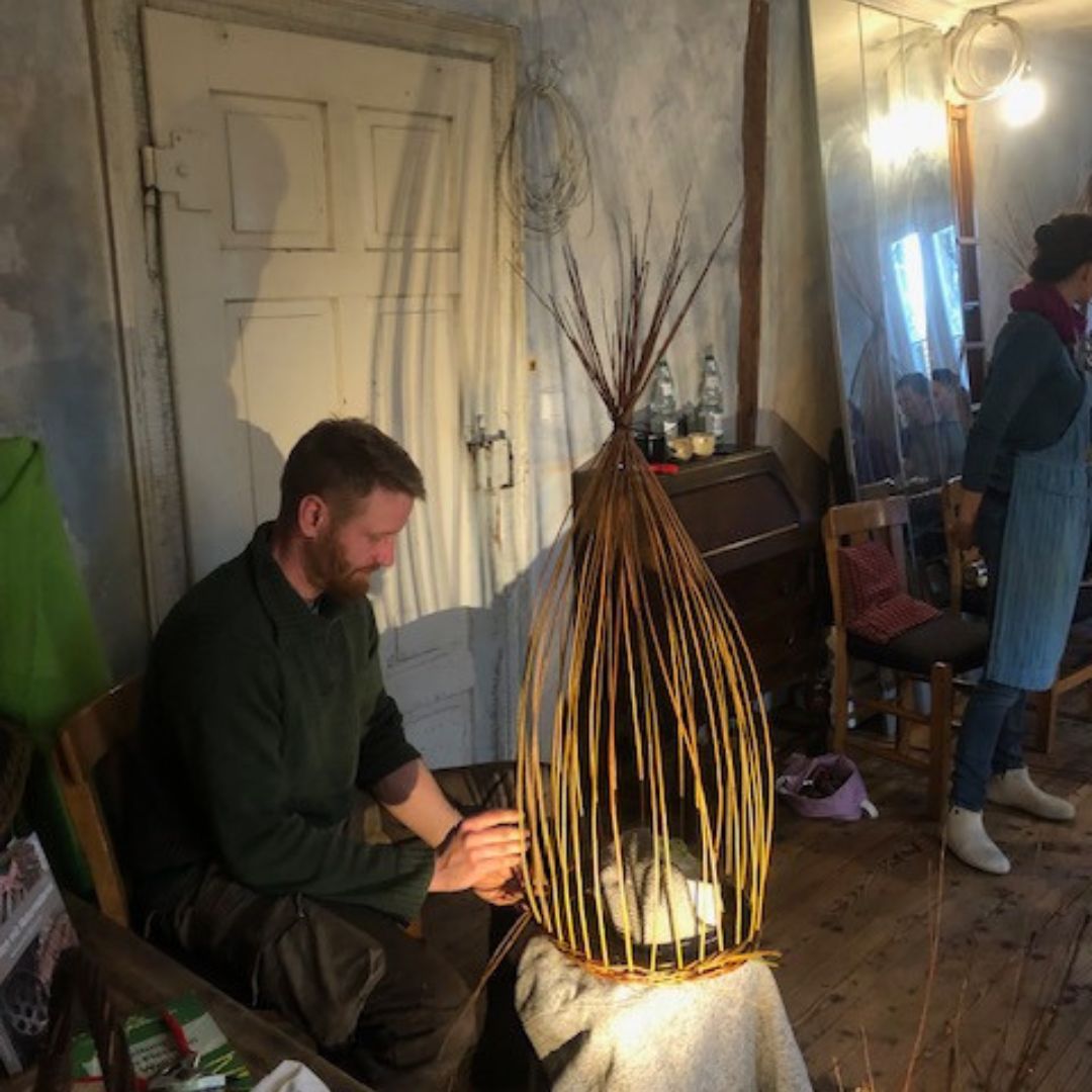 Korbflechten mit Naturweiden im Ballsaal