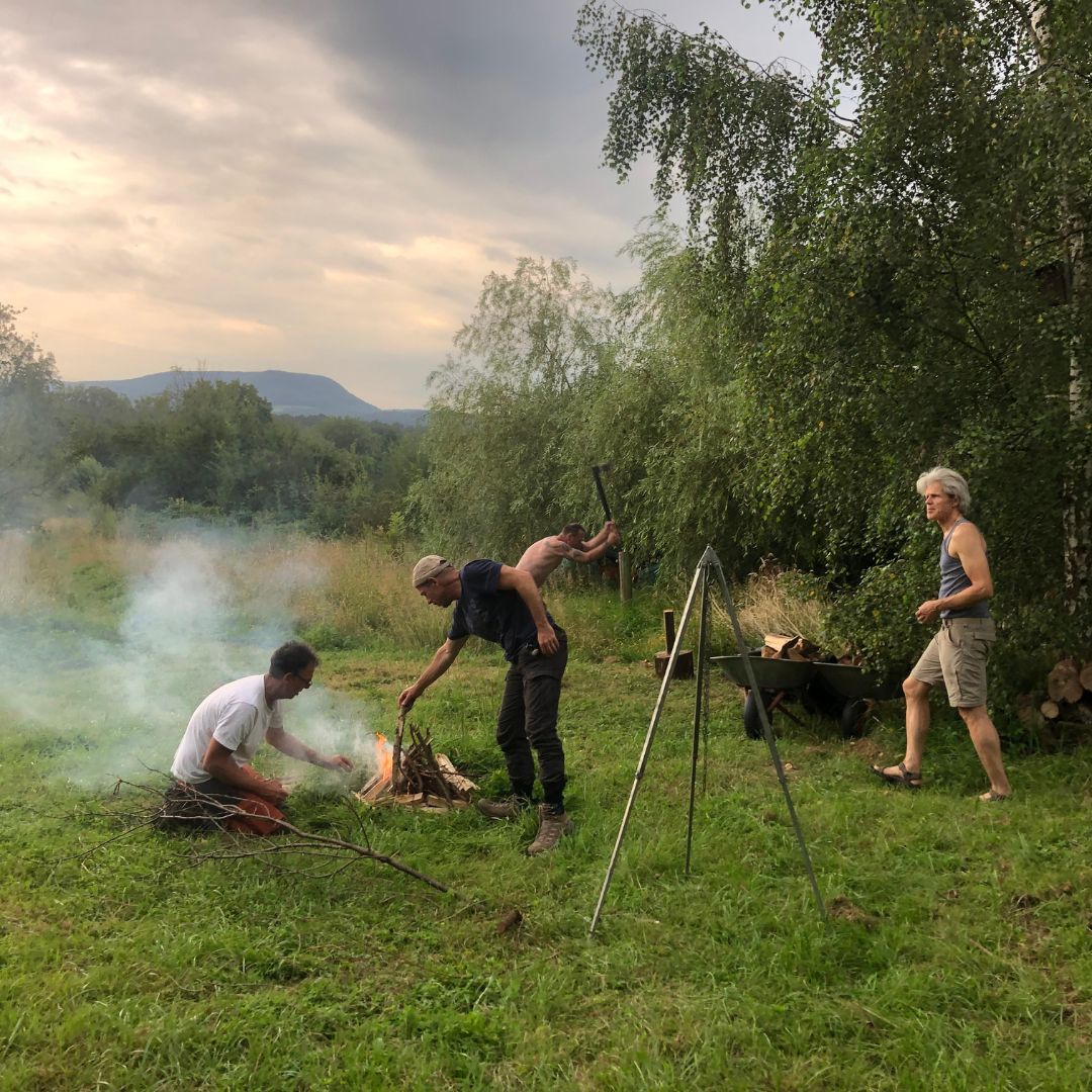 Teamarbeit Feuer machen und grillen